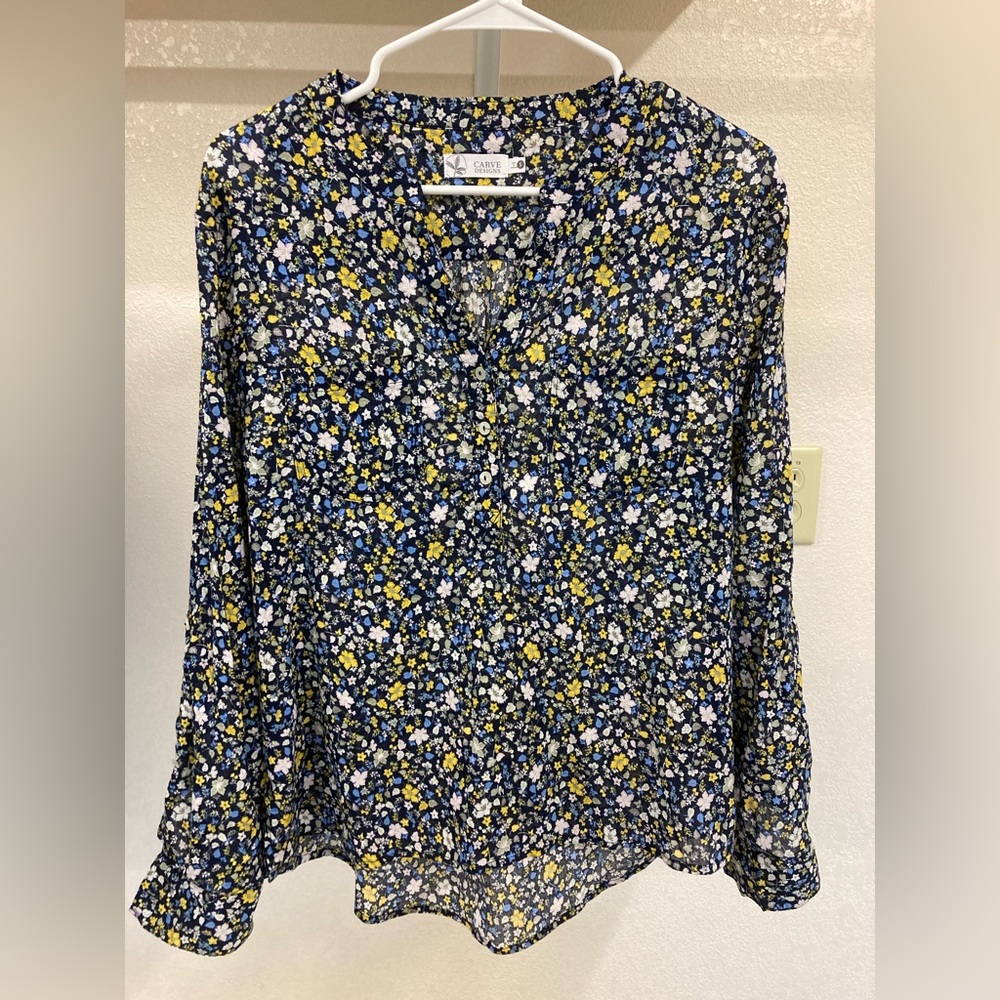 Carve Designs Travel floral print 100% Cotton shirt. Size S